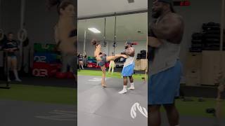 Madelman me sujeta una parada ​⁠MADELMAN kick muaythai kickboxing taekwondo parati [upl. by Lang]