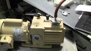 Leybold Heraeus Trivac Vacuum Pump Model D2A [upl. by Elhsa]