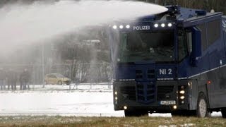 Wasserwerfer im Einsatz Polizei demonstriert neues Gerät [upl. by Anirual]