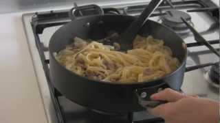 Tagliatelle con panna allo zafferano e funghi [upl. by Bahr621]