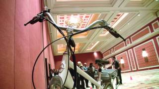 CES 2009 Schwinns EBike Has a Removable Battery [upl. by Jaquelyn315]