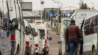 Kilometrowe kolejki na polskiej granicy z Ukrainą [upl. by Supmart183]