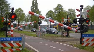 Spoorwegovergang Aalten  Dutch railroad crossing [upl. by Ethan]