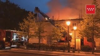 Aparatoso incendio devora la cubierta del Palacio de Osuna en Aranjuez [upl. by Adiol]