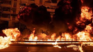 Feuerwerk und Molotowcocktails Spektakel an Ostern mitten in Athen [upl. by Aikenat]