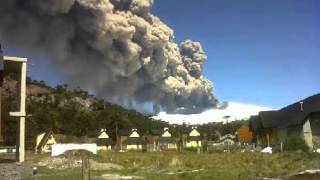 Impresionantes imagenes de la erupción del volcan Copahue en Chile Diciembre 2012 [upl. by Nogas642]