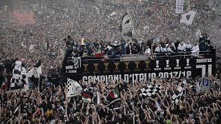 Scudetto Juventus 10mila in piazza per labbraccio ai giocatori campioni dItalia [upl. by Pomfret341]