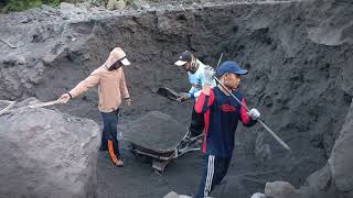 the process of searching for black sand working together to separate black sand and rocks [upl. by Balkin]