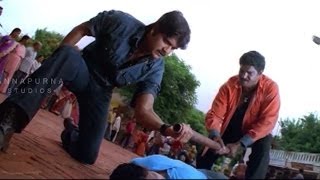 Nagarjana Action Scene  Mass Movie  Narajuna Jyothika [upl. by Beckman215]