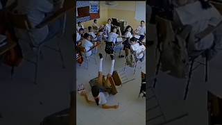 NO te vayas a caer musica humor elbuendocente profesor alumna caidas golpes risas [upl. by Yrocal975]