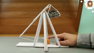 Como Fazer uma Catapulta  Trebuchet de Papel [upl. by Kcim]