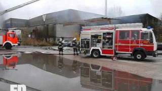 Berliner Feuerwehr  Feuer 06 Staffeln  KFZ Werkstatt  Hakenfelde Mertens Strasse  11112009 [upl. by Ajup]