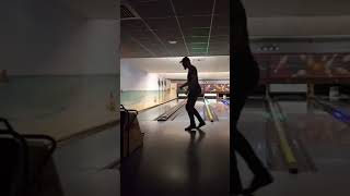 Wat Toemoesh kan bowlen EN heeft moves shorts toemoesh bowling strike moonwalk [upl. by Ilyak510]