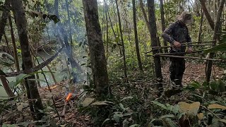 Acampamento solo na floresta selvagem as margens de um Riozinho a noite pesquei um trairão [upl. by Dremann]