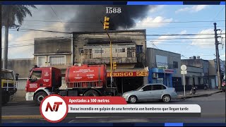 Noticias Taragüi Voraz incendio en galpón de una ferreteria con bomberos que llegan tarde [upl. by Dnalram]