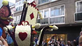 De Lodderoeigen  Alice In Wonderland  Bloemencorso Blankenberge 2013 [upl. by Nedi]