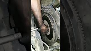 How to flywheel nut bolt openingisuzuengine mechaniclearning howtobecomeaselftaughtmechanic 321 [upl. by Vigen]