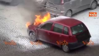 Auto in fiamme a Napoli lintervento dei Vigili del Fuoco [upl. by Hermia]