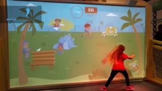 Un mur interactif avec des jeux pour enfants [upl. by Enilada]