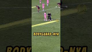 Aksi BODYGUARD Melindungi MESSI❗😲 videoviral sepakbola messi [upl. by Pamella651]