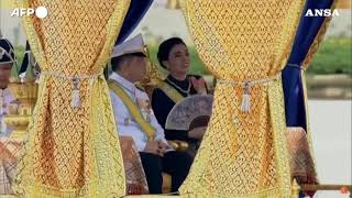 Thailandia la sfilata del re Maha Vajiralongkorn sulla chiatta reale a Bangkok [upl. by Adnorat]