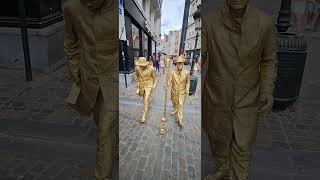 twee gouden mannen in Brussel shortsvideo brussel belgië goud [upl. by Ellinehc257]