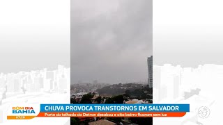 Chuva provoca transtornos em Salvador Parte do telhado do Detran desabou [upl. by Yngad580]