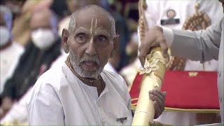 President Kovind presents Padma Shri to Swami Sivananda for Yoga [upl. by Andrei]