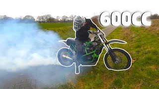 600cc crossmotor maakt burnout door het asfalt heen [upl. by Idram]