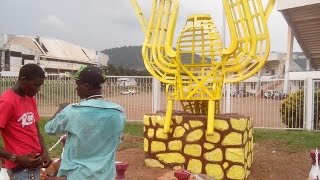 Centrafrique  Le trône de Bokassa repeint et sorti dans la rue par de jeunes centrafricains [upl. by Iaras582]