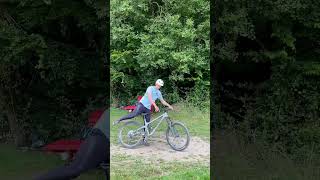 Halte die Füße auf den Pedalen So gehts shorts bikepark mtb fahrtechnik coach mountainbike [upl. by Anih]