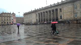 En la Plaza de Bolívar mientras llovía yo rondaba la plaza tocando mi acordeón fabuloso [upl. by Lasyrc]