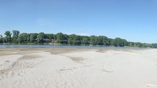 Il fiume Po in secca resta una enorme distesa di sabbia e un rigagnolo di acqua [upl. by Guido248]