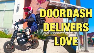 MY ELECTRIC SCOOTER ALMOST FLEW AWAY DOORDASHING BALLONS on the Emove Roadrunner Pro [upl. by Ruzich]