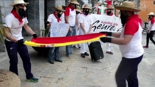 País Vasco  Los radicales quita la bandera de España del Ayuntamiento de Villabona [upl. by Malinin150]