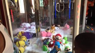 Super Mario Elaut Claw Machine Rigged At Busch Gardens Yoshi Luigi Nintendo [upl. by Aicek794]