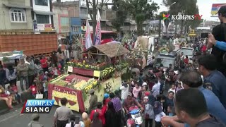 Puluhan Mobil Hias Ikuti Karnaval Bunga dan Buah [upl. by Atlanta]