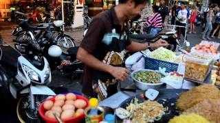 How to Make Pad Thai  A Street Vendor from Bangkok Does it in One Minute [upl. by Larner]