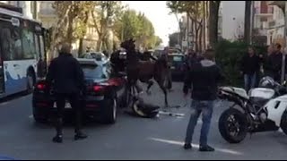 Cavallo imbizzarrito travolge ciclisti sul lungomare e danneggia auto dei carabinieri [upl. by Ainoval855]