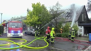 DACHSTUHLBRAND NACH BLITZEINSCHLAG  Vollalarm Feuerwehr Heiligenhaus  Starke Rauchentwicklung [upl. by Mailand]