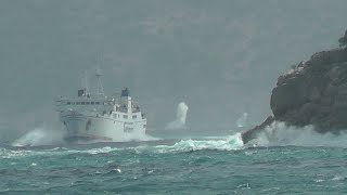 Mare agitato e vento forte la traversata del traghetto Naiade da Napoli a Capri tra le onde alte [upl. by Eceirahs]