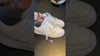 Beste manier om je witte schoenen schoon te maken👟cleaningtips sneakers airforce1 youtubeshorts [upl. by Ahsyt]