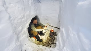 Survival Camping 9ft3m Under Snow  Giant Winter Bushcraft Shelter and Quinzee [upl. by Julina621]