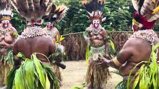 Traditioneller Tanz Dorf bei Mount Hagen PapuaNeuguinea [upl. by Woo927]