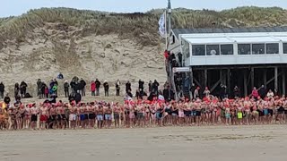 Neujahrsschwimmen 2023 Zoutelande  Holland de nieuwjaarsduik an der Nordseeküste [upl. by Yerfej]