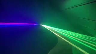 RGBY Strobe Strahl Laser Projektor MusikgesteuertDMX [upl. by Ytsirk266]