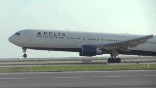 Boeing 767300 without winglets Delta take off [upl. by Seiter800]