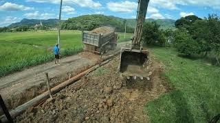 Escavadeira fazendo contenção com madeira MUMUU [upl. by Dorinda]