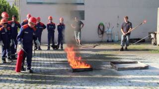 Feuerlöschertraining der Jugendfeuerwehr Buchen [upl. by Krug16]