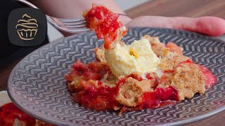 Schnelles Erdbeer Rhabarber Crumble  Super lecker amp einfach  Erdbeer Rezept 🍓 [upl. by Sams]